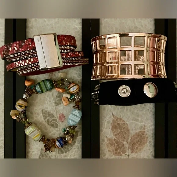 Lot of 4 Fashion Bracelets Costume Jewelry - Picture 6 of 6